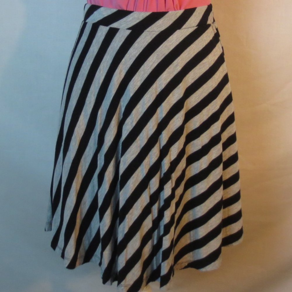 Caslon Skirt Black Gray Diagonal Stripe Stretchy Flowy Flare Comfy Mini Size 8P